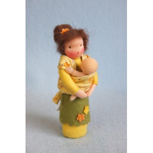 Moeder met baby in draagdoek